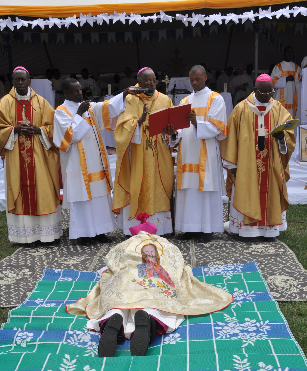 Musenyeri Visenti Harolimana Wizihiza Isabukuru Y’Imyaka 10 Amaze Ahawe ...